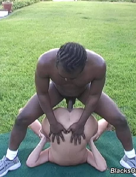 Блондинку Элизабет трахают черные парни на заднем дворе