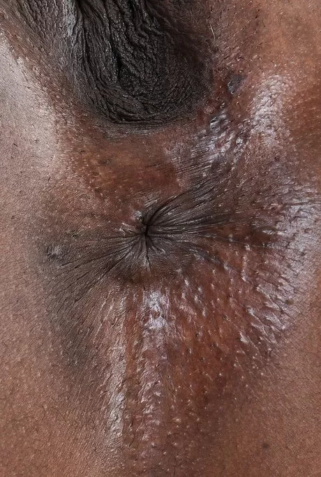 Чернокожая девушка Чарли Рей широко раскрывает свой подстриженный кустик